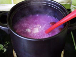 10、紫薯百合冰糖粥,继续用大火炖煮1分钟左右。