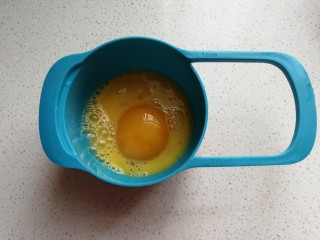 1、玉米油版酥性饼干,全蛋液加一颗蛋黄搅拌均匀