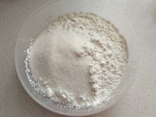 2、玉米油版酥性饼干,面粉，淀粉，白糖，先称好混合均匀