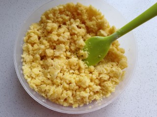 4、玉米油版酥性饼干,翻拌至没有干粉状态，盖保鲜膜静置15-20分钟