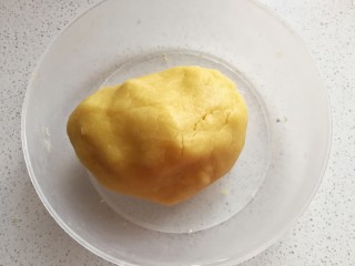 5、玉米油版酥性饼干,将静置好的面粉捏成团