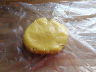 6、玉米油版酥性饼干,再将面团放入保鲜袋中