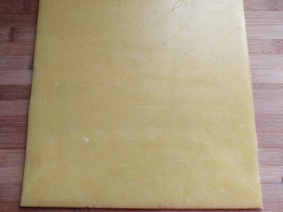 7、玉米油版酥性饼干,用擀面杖擀成厚约0.5厘米的薄饼