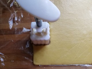 9、玉米油版酥性饼干,先用月饼模具在薄饼上盖压一下，只是空压，不要推压轴