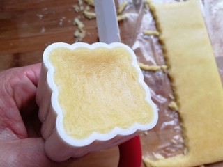 11、玉米油版酥性饼干,用一把小刀把模具四周的飞边刮掉，再扣过来稍用力推压一下，一块有清晰花纹的饼干就压好了