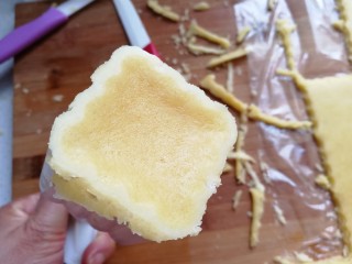 10、玉米油版酥性饼干,然后移开模具，这时候模具四周可能会有飞边