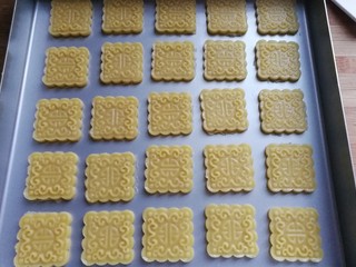 12、玉米油版酥性饼干,依次压完所有的饼干，然后摆入烤盘中，放入预热好的烤箱中层上下火170~180度，烤约15~20分钟左右即好