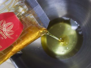 1、豆沙广式月饼制作方法,转化糖浆加入枧水搅拌均匀 花生油再搅拌均匀，反正就是要拌匀啦，当然用打蛋器更好，我懒得洗 哈哈