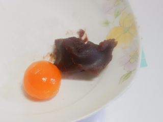 5、豆沙广式月饼制作方法,咸蛋黄一粒，再放上馅料加起来是60g，馅料是根据你的需要调整饼皮比例。我今年做了4:6的 皮厚吃起来感觉更好吃，而且又很好包