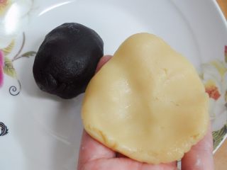 7、豆沙广式月饼制作方法,提前把所以面皮称好每个40g，面皮都是糖浆所以很沾手，可以戴手套包，还沾的话可以裹一点点面粉就好包了，饼皮一点点顺着馅料往上推直至收口全部包