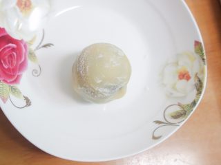 8、豆沙广式月饼制作方法,包好后把月饼坯扔进面粉中滚一下