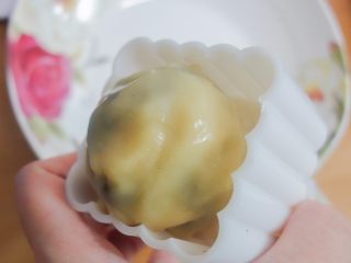 9、豆沙广式月饼制作方法,模具抹上面粉，防粘。然后放入模具压造型（最好揉成椭圆形放进模具里，不然太扁会磕到模具边边月饼皮会伤到），月饼的花片最好选择纹理清晰纹路多一点