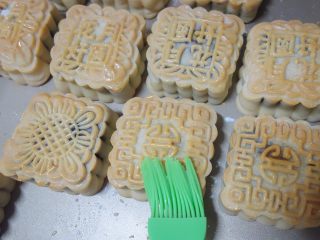 12、豆沙广式月饼制作方法,取出每次都晾凉5分钟，刷上蛋黄液+水（或全蛋液+水），记住表层蛋黄液别刷太多，最好用羊毛刷比较好控制蛋液量，蛋液只刷在花纹最上面凸出来的那部