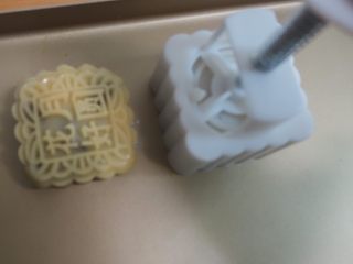 10、豆沙广式月饼制作方法,将模具直接压在烤盘里，中间留一点距离即可