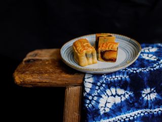 13、豆沙广式月饼制作方法,烤好的月饼凉透之后，装袋密封。室温放置2-3天，表皮回油后即可食用。