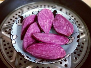 2、#感恩节食谱#南瓜紫薯馅饼,从中间切开。隔水蒸熟。切开熟的比较快,不着急不切也可以。