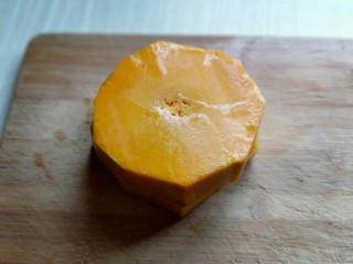 5、#感恩节食谱#南瓜紫薯馅饼,南瓜去皮洗干净。