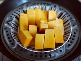 6、#感恩节食谱#南瓜紫薯馅饼,切小块隔水蒸熟。(约15分钟样子)