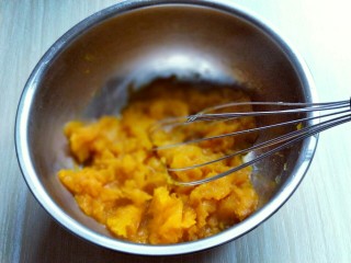 7、#感恩节食谱#南瓜紫薯馅饼,将蒸熟的南瓜用手动打蛋器抽打,打成泥状即可。