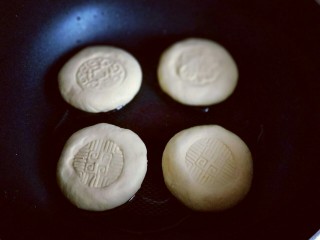 11、#感恩节食谱#南瓜紫薯馅饼,平底锅中加入少许油,油温7成时加入包好的南瓜饼,小火煎两面金黄即可。(我用月饼模具按压了花印,这步可以省略,也可以压出你自己喜欢的花纹)