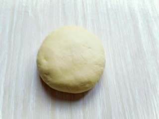 10、#感恩节食谱#南瓜紫薯馅饼,收口朝下,用手心轻轻按压,压扁,依次做完。(一次吃不完的话可以密封好放入冰箱速冻)