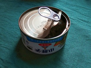 2、金枪鱼沙拉,金枪鱼罐头开一个小口，把里面的水尽量倒干净。