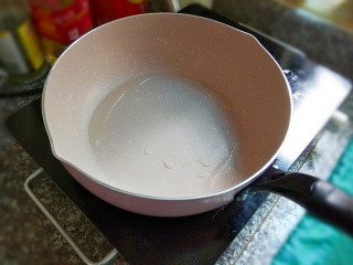 5、金枪鱼沙拉,热锅。倒入少许食用油。