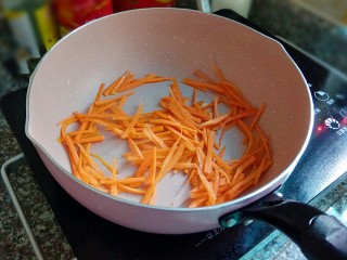 6、金枪鱼沙拉,放入胡萝卜，翻炒。