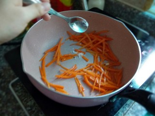 7、金枪鱼沙拉,加入少许盐调味，再稍稍炒至胡萝卜微微变软就可以了。