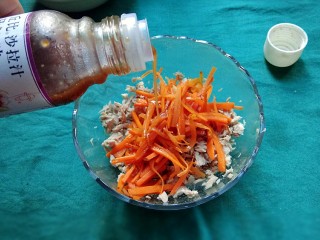 9、金枪鱼沙拉,根据自己的口味倒入适量沙拉汁。