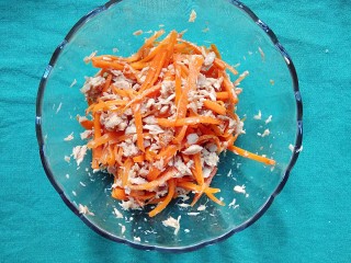 10、金枪鱼沙拉,搅拌均匀就可以了。中途可以尝一下味道，不够味道再加点沙拉汁就好。