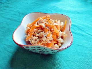 11、金枪鱼沙拉,在上面撒点黑椒碎，就是很棒的小菜了！