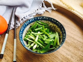 1、#炒饭秀# 兰白线肉丝炒饭,韭菜切成3厘米左右的段。