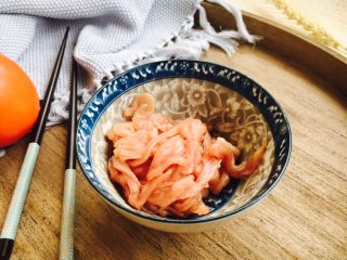 3、#炒饭秀# 兰白线肉丝炒饭,瘦肉切成丝。