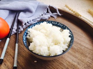 4、#炒饭秀# 兰白线肉丝炒饭,米饭一碗。