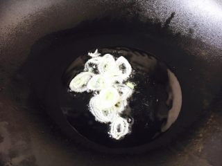 7、#炒饭秀# 兰白线肉丝炒饭,热锅凉油放入葱花，炒出香味。