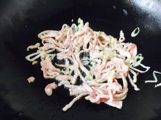 8、#炒饭秀# 兰白线肉丝炒饭,放入肉丝，翻炒到颜色变浅。