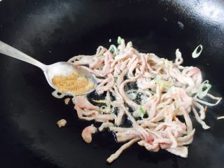 9、#炒饭秀# 兰白线肉丝炒饭,放入少许白胡椒粉。