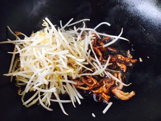 12、#炒饭秀# 兰白线肉丝炒饭,放入绿豆芽。