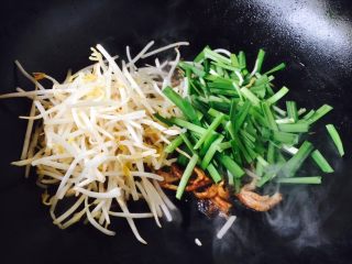 13、#炒饭秀# 兰白线肉丝炒饭,放入韭菜。