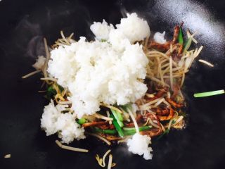 15、#炒饭秀# 兰白线肉丝炒饭,放入米饭。