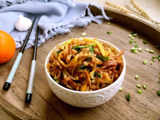 19、#炒饭秀# 兰白线肉丝炒饭,味道鲜美的兰白线肉丝炒饭大功告成了。