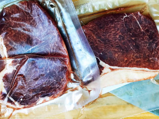 1、青瓜炒牛柳,准备好2片牛排