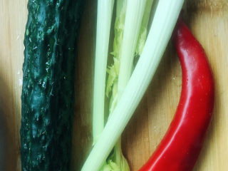 4、青瓜炒牛柳,青瓜、西芹、红尖椒准备好