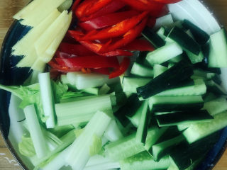 5、青瓜炒牛柳,全部切成丝