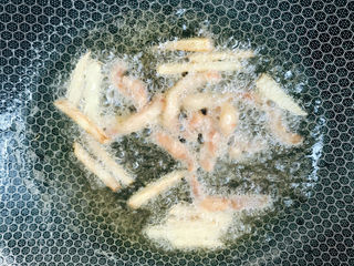 8、青瓜炒牛柳,放入牛排上的肥肉