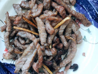 11、青瓜炒牛柳,装盘备用。