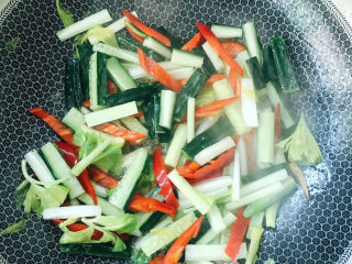 14、青瓜炒牛柳,放盐迅速翻炒