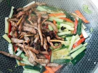 15、青瓜炒牛柳,倒入牛柳