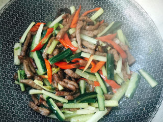 16、青瓜炒牛柳,炒匀即可